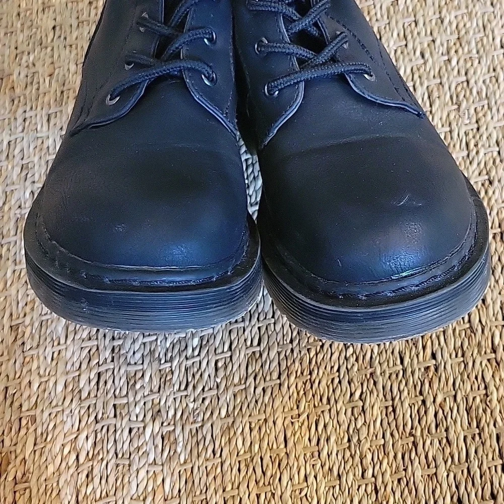 DREAM PAIRS black boots with zipper on the side.  Size 6.